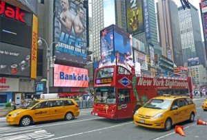 Taxen und Bus am Times Square
