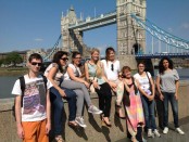 Tower Bridge und Schueler